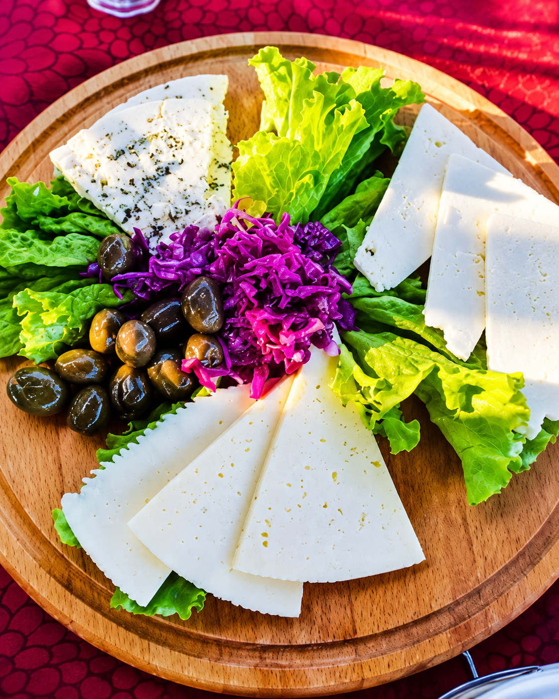 Tagliere di formaggi locali, olive e verdure fresche presso Vila Shehi Winery & Vineyards vicino a Tirana.