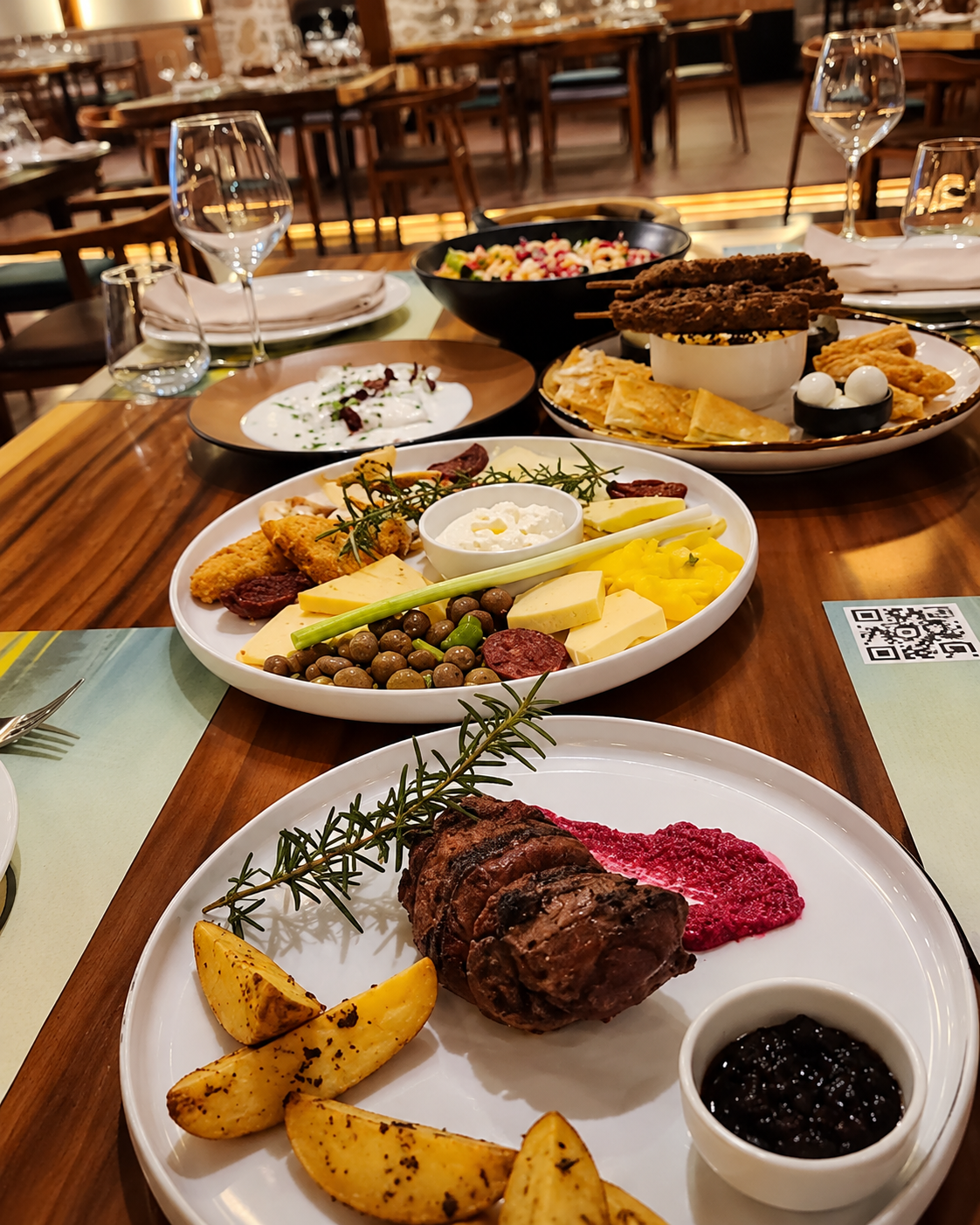 Piatti di carne, verdure, formaggi e specialità della fattoria al ristorante Nano Resort & Biofood vicino a Petrela.