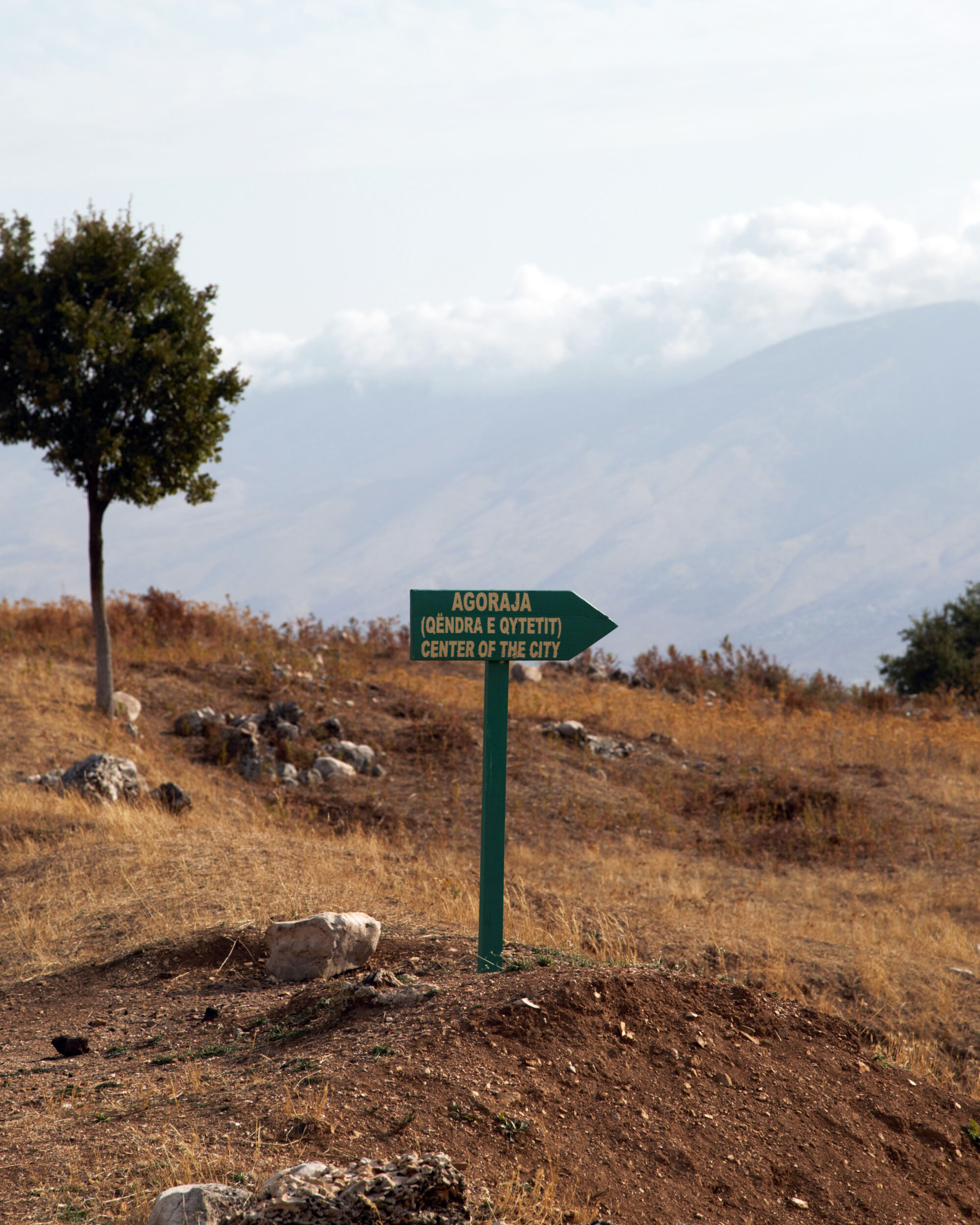 Direction to the archeological Antigoneaa