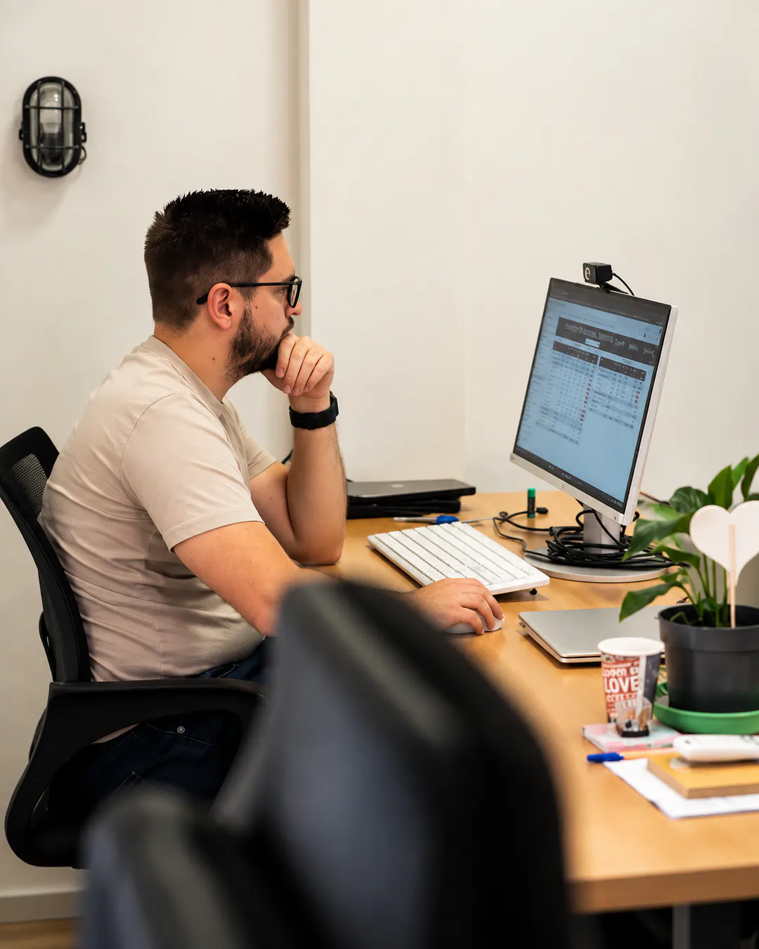 Professionista al lavoro a una scrivania nello spazio di coworking Coolab Tirana