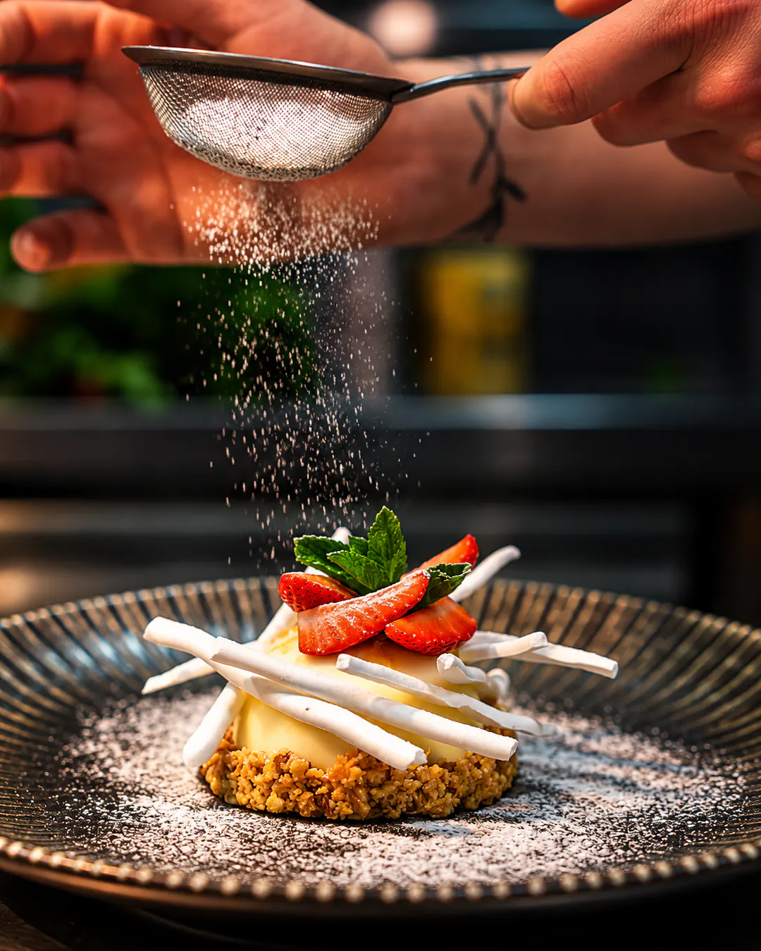 Ëmbëlsirë gourmet me luleshtrydhe të freskëta, gjethe menteje, dekorime me çokollatë të bardhë dhe sheqer pluhur te Fresh Garden Restaurant në Tiranë.