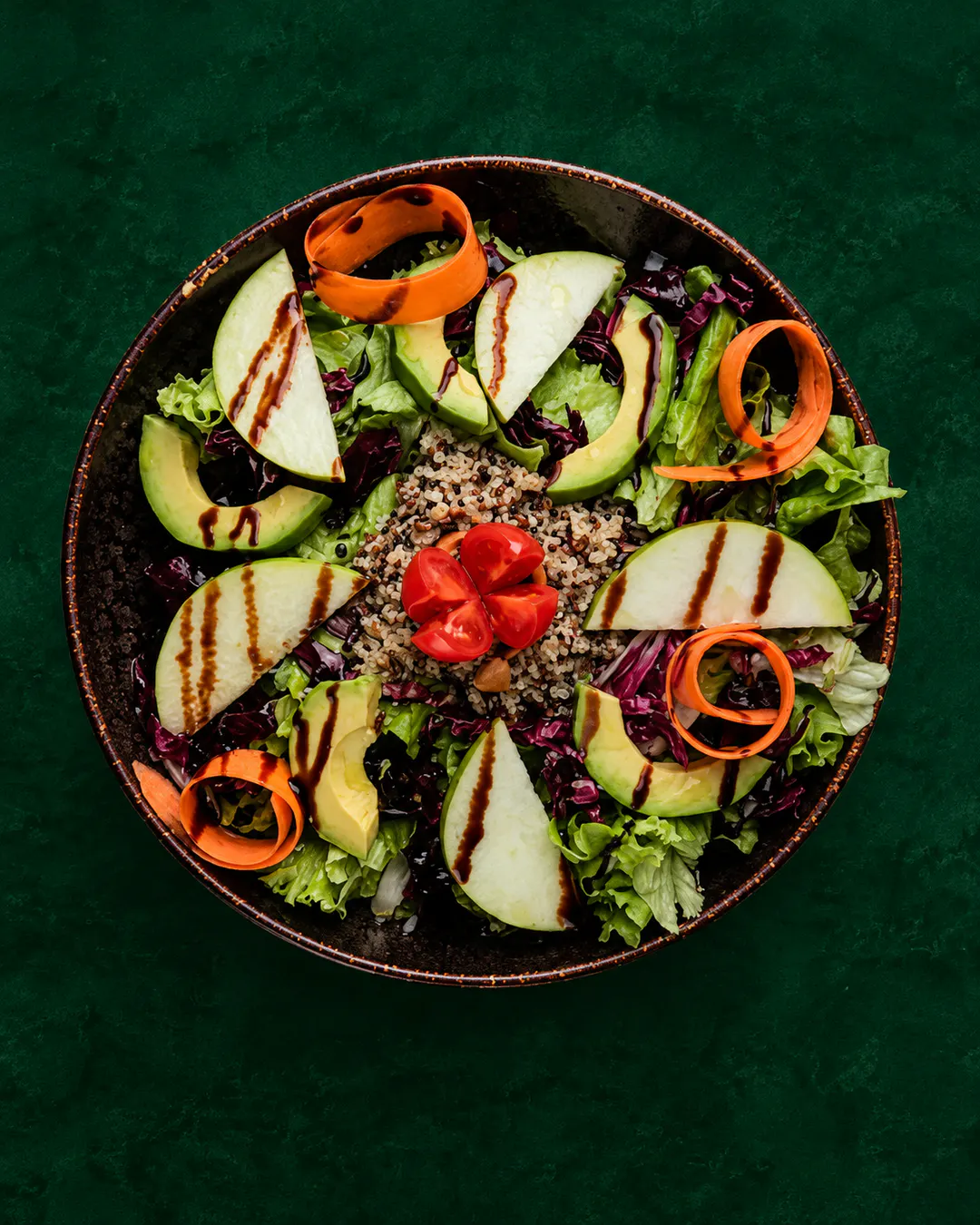 Sallatë e freskët me avokado, feta molle, quinoa, domate qershi dhe perime jeshile te Fresh Garden Restaurant në Bllok, Tiranë.