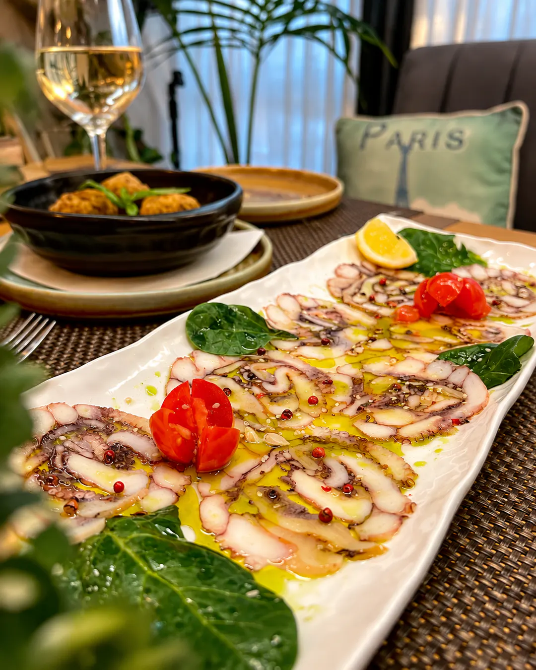Karpaço oktapodi me feta të holla, vaj ulliri, domate qershi, limon dhe perime të freskëta jeshile te Fresh Garden Restaurant në Tiranë.