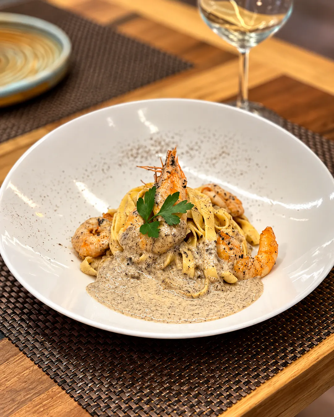 Pasta tagliatelle kremoze me karkaleca, erëza aromatike dhe salcë të pasur te Fresh Garden Restaurant në Bllok, Tiranë.
