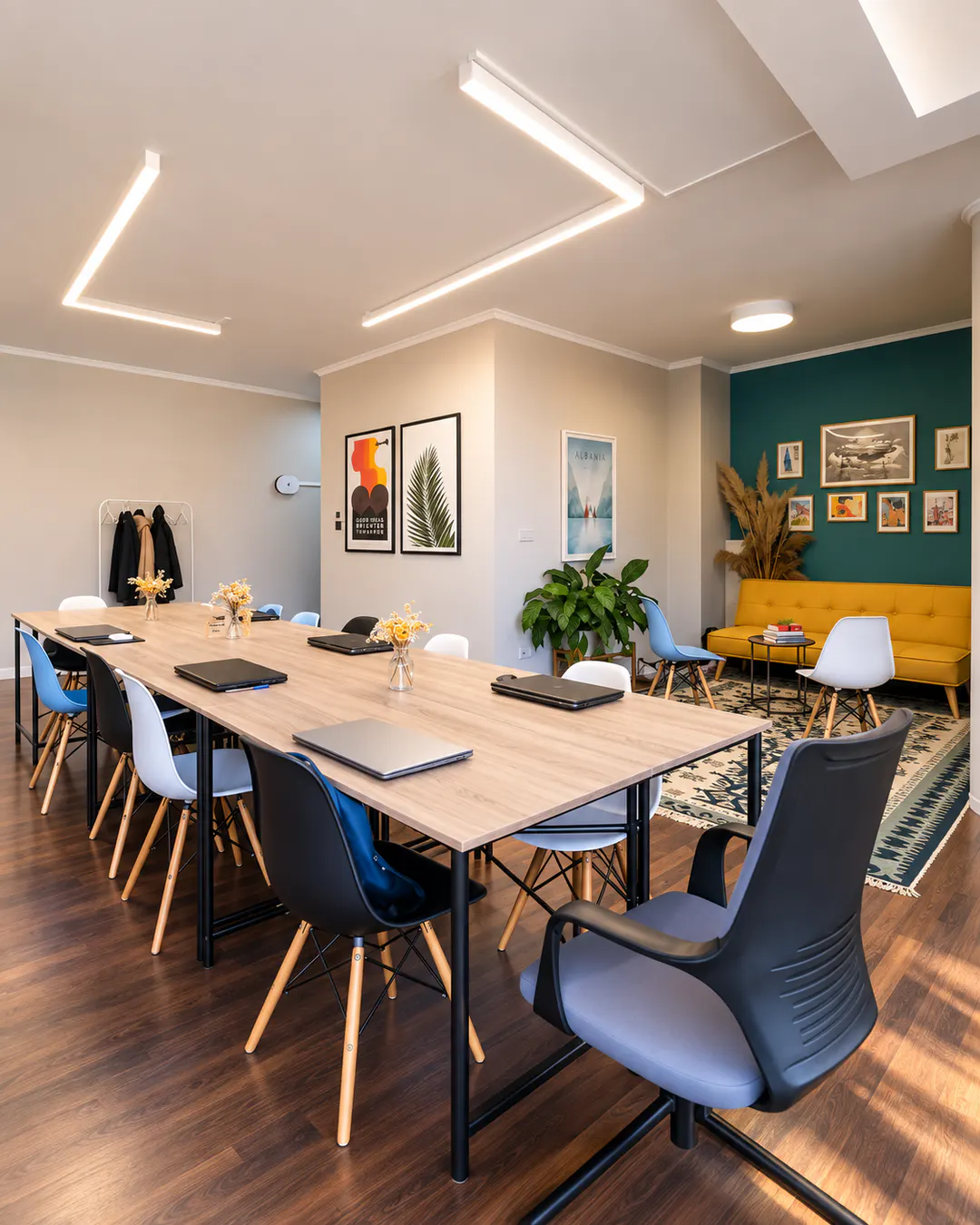 Moderno spazio di lavoro condiviso e area riunioni presso Innospace Tirana