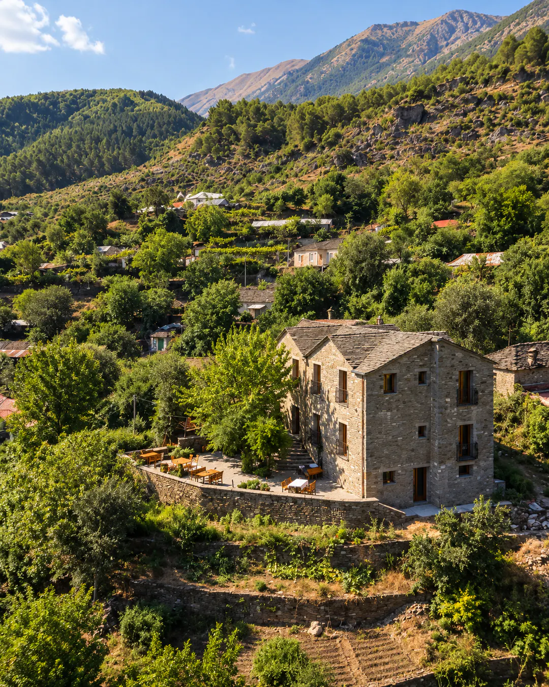 Chri Chri Guesthouse, tradizionale alloggio in pietra circondato da montagne verdi e paesaggi rurali a Leusë, vicino a Përmet, Albania
