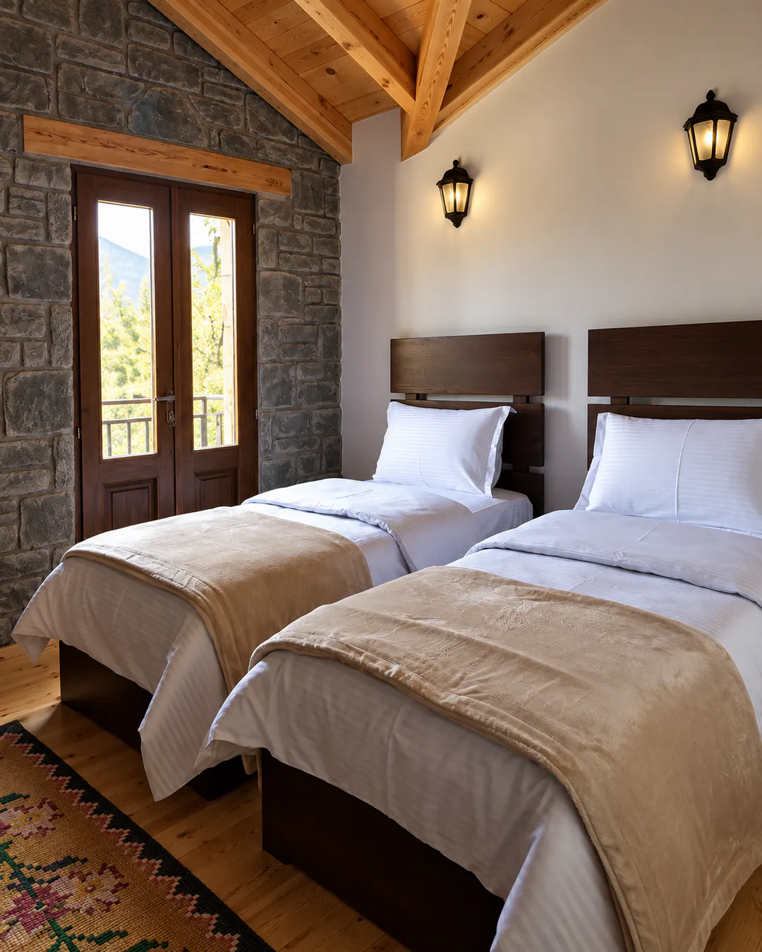 Accogliente camera doppia con due letti singoli, soffitto in legno, pareti in pietra e vista sulle montagne al Chri Chri Guesthouse di Përmet, Albania