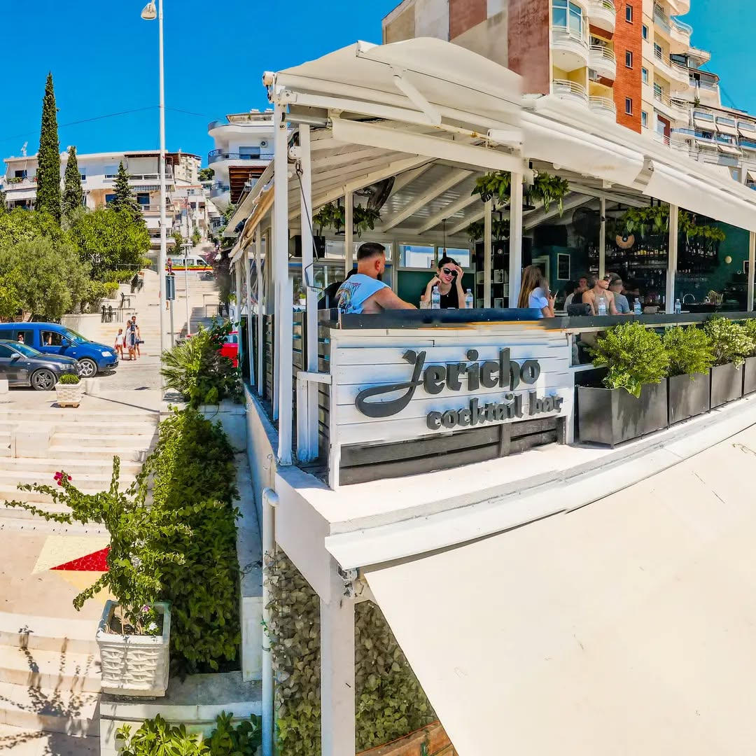 Read more about the article Kokteje, muzikë dhe pamje nga deti – Eksploro Jericho Cocktail Bar në Sarandë