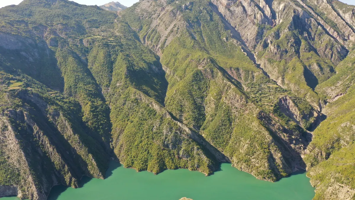 Paesaggio autunnale di montagna e lago vicino a Maja e Murgës e al Lago di Koman, Albania