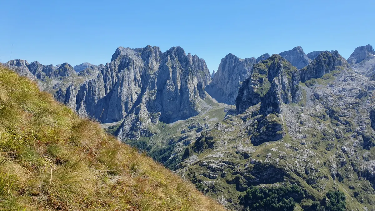 Paesaggio escursionistico di Maja e Vajushës vicino a Lepushë, nel Kelmend, Alpi Albanesi