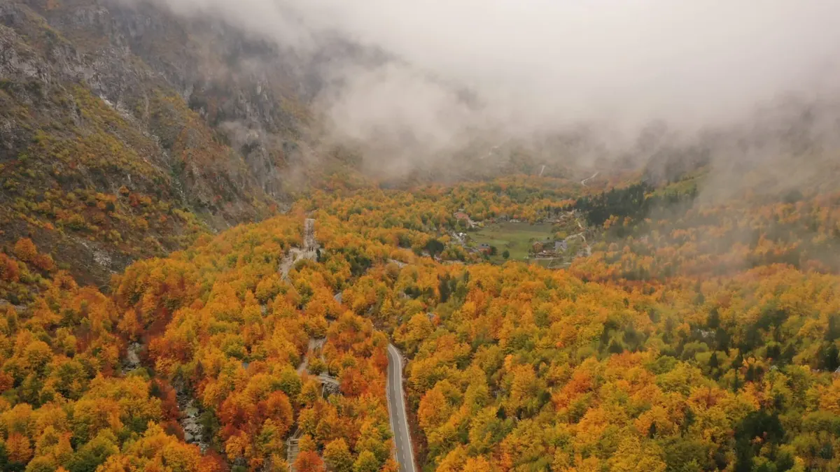 Paesaggio montano autunnale lungo l'itinerario escursionistico Valbonë–Theth nelle Alpi Albanesi