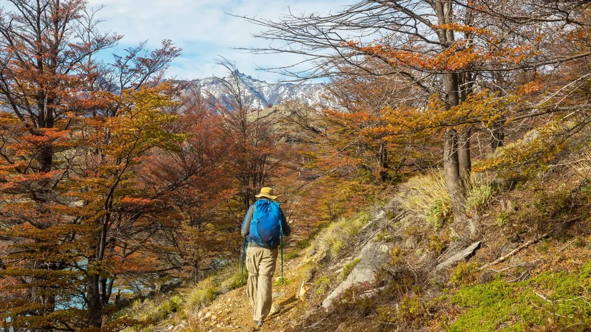Escursioni autunnali in Albania con paesaggi montani e colorati scenari stagionali