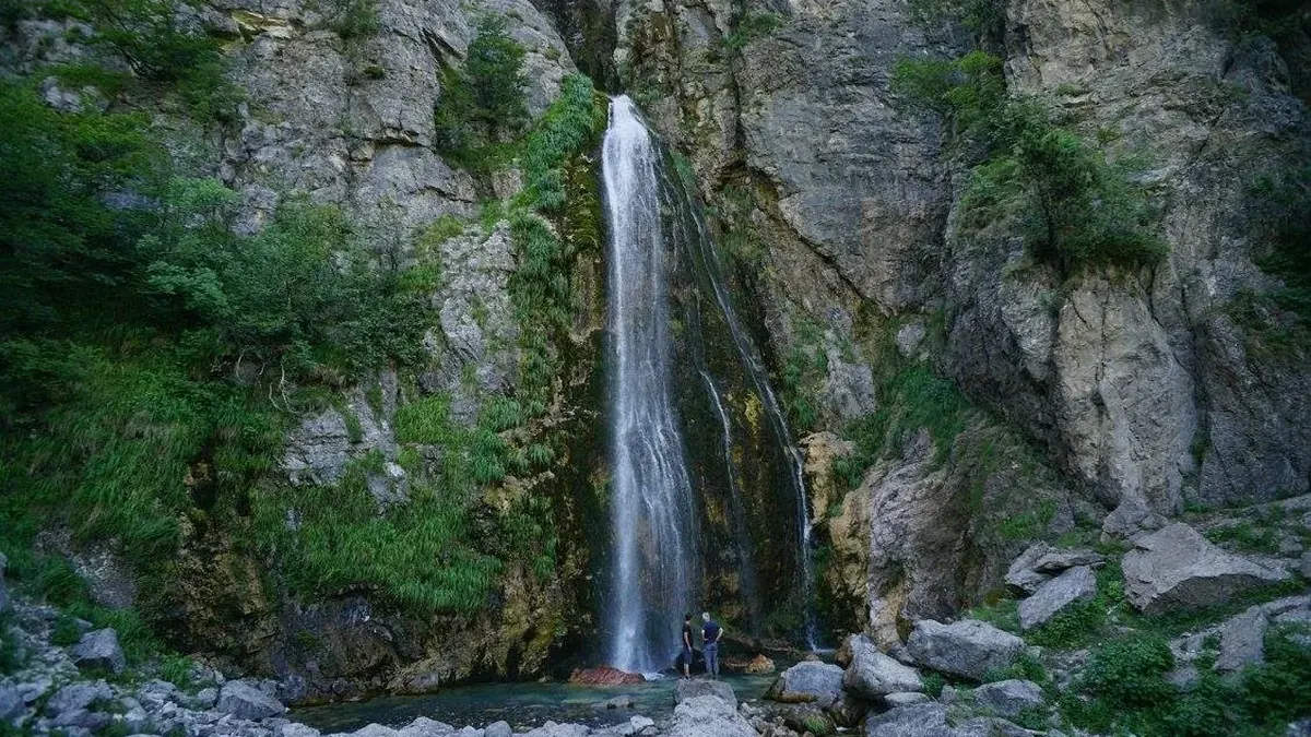 Cascata di Grunas vicino a Theth circondata dal paesaggio autunnale dell'Albania settentrionale