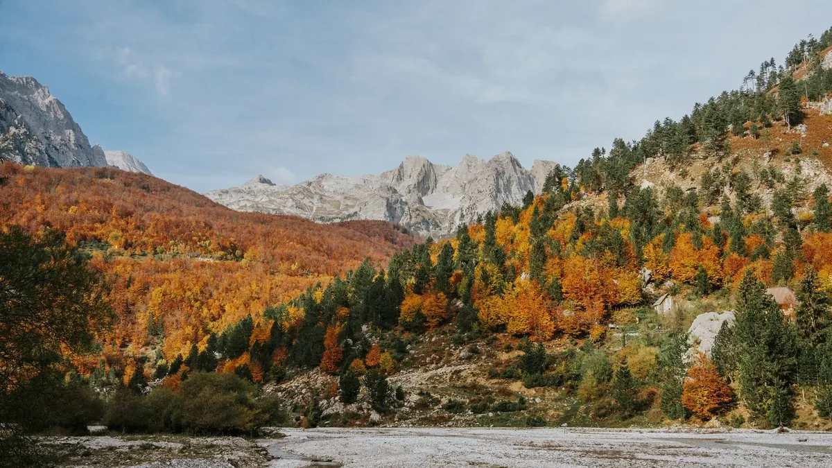 Sentiero escursionistico di Maja e Rosit sopra Valbonë nelle Alpi Albanesi durante l'autunno