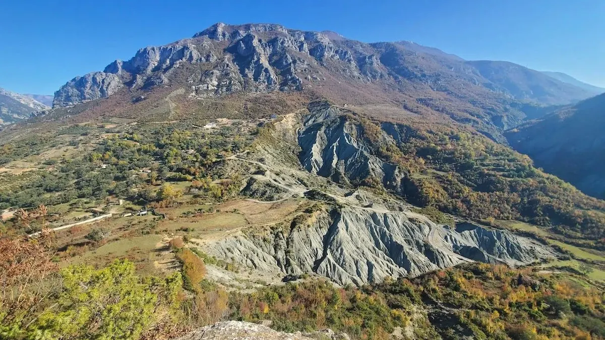 Paesaggio escursionistico di Maja e Tujanit vicino a Tirana e al Monte Dajti in autunno