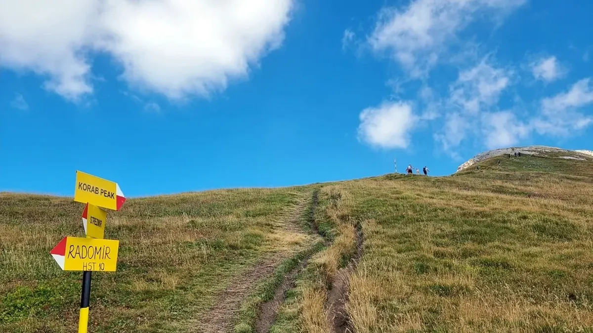 Itinerario escursionistico di Mount Korab da Radomirë a Dibër, Albania, durante l'autunno
