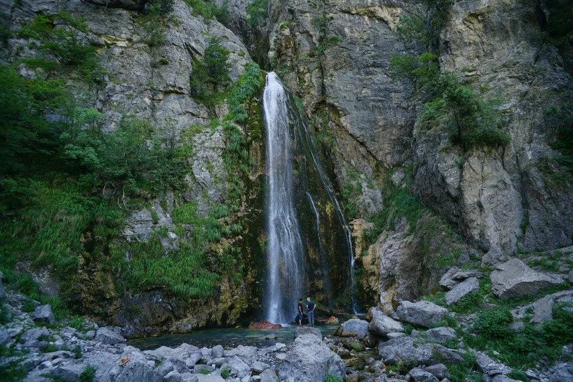 Grunas waterfall hiking guide Theth