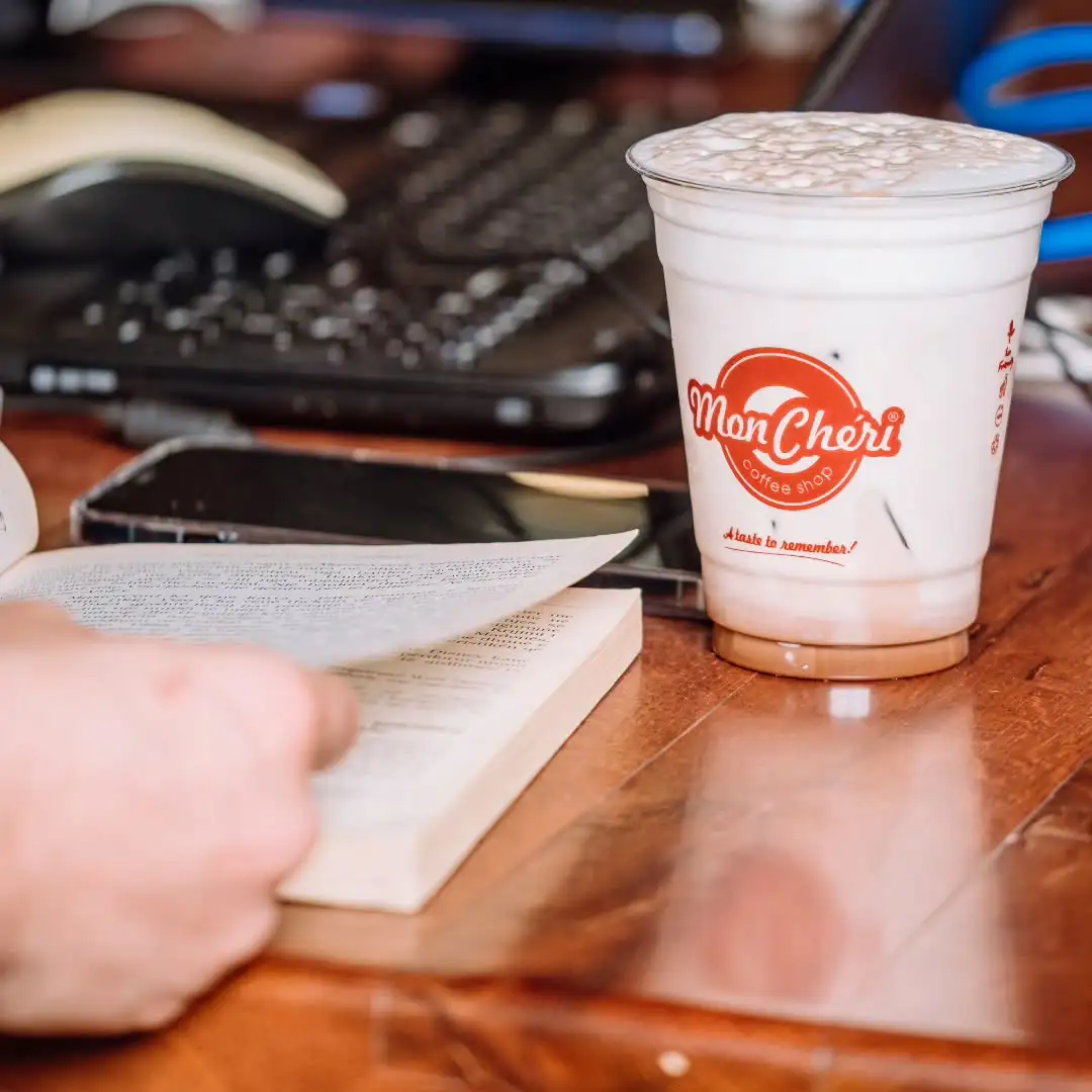 Mon Cheri caffè con libri