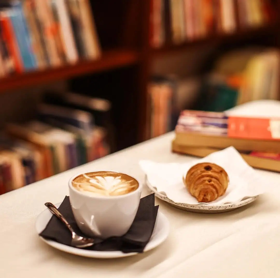 Caffè con libri Tirana