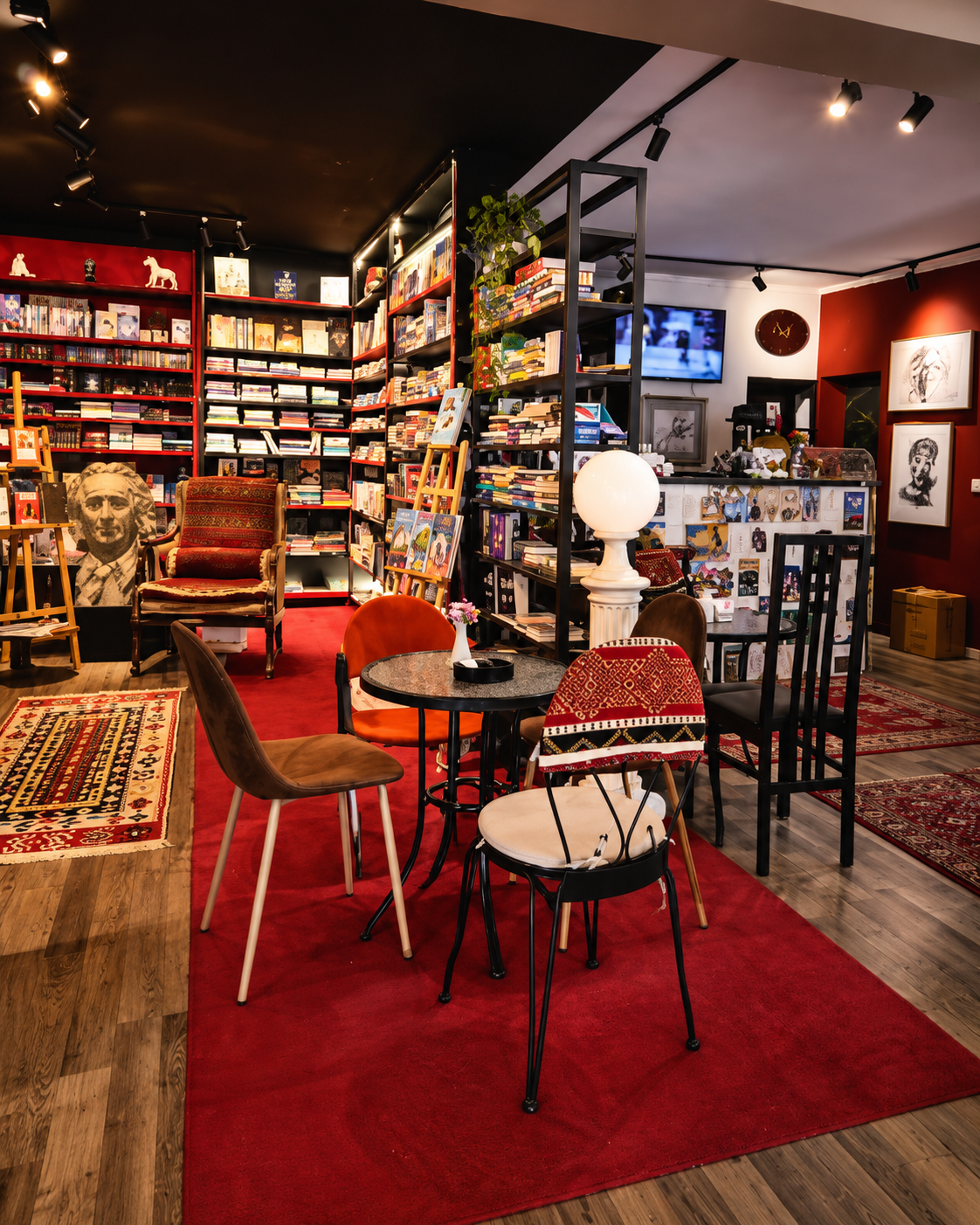 Ambient i brendshëm komod i Dritero Book Lounge në Tiranë me rafte librash dhe zona leximi