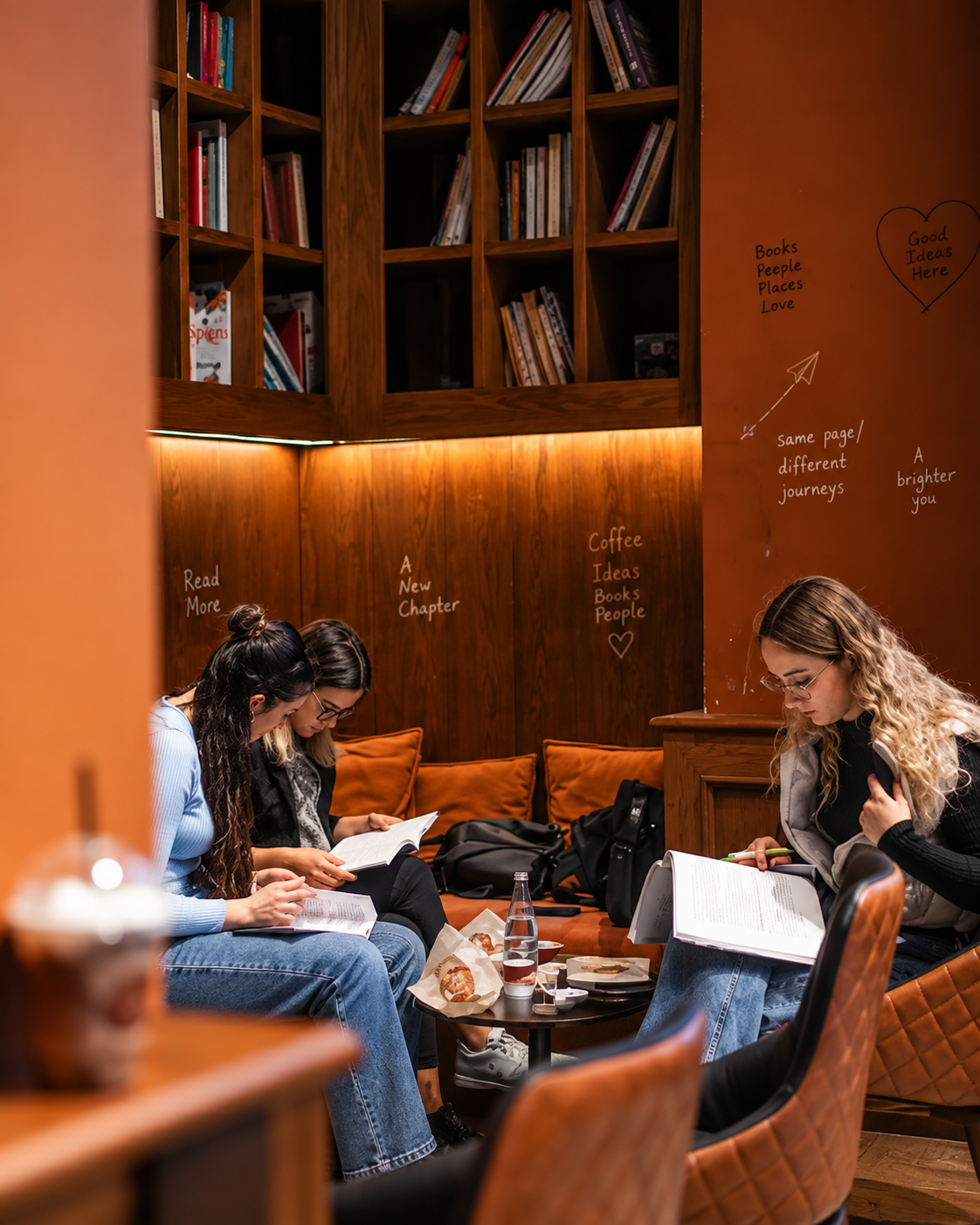 Zonë komode leximi në Mon Cheri Lounge në Tiranë me rafte librash dhe ndenjëse të rehatshme