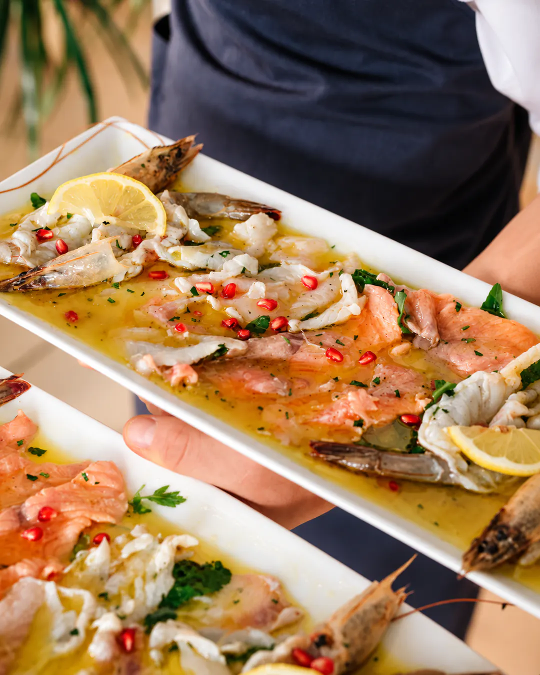 Karpaçio me fruta deti të freskëta, karkaleca, salmon dhe limon në Fish Day Restaurant në Tiranë