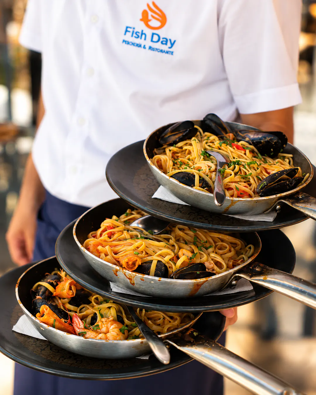 Pasta me fruta deti, midhje dhe karkaleca të servirura në Fish Day Restaurant në Tiranë