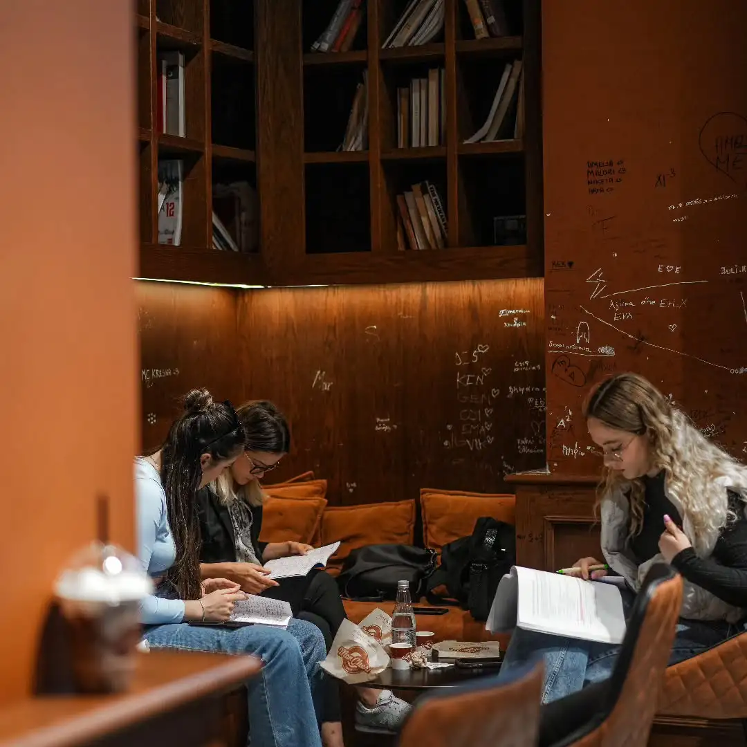 Caffè per leggere a Tirana