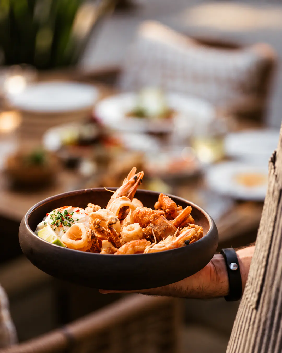 Pjatë me fruta deti të freskëta dhe karkaleca në Varka Fish Restaurant në Tiranë