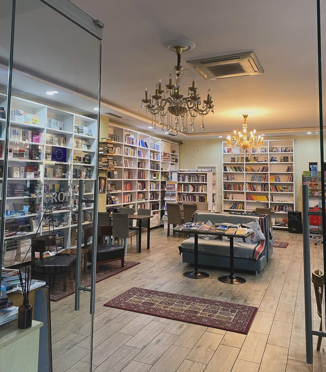 Caffè con libri Tirana