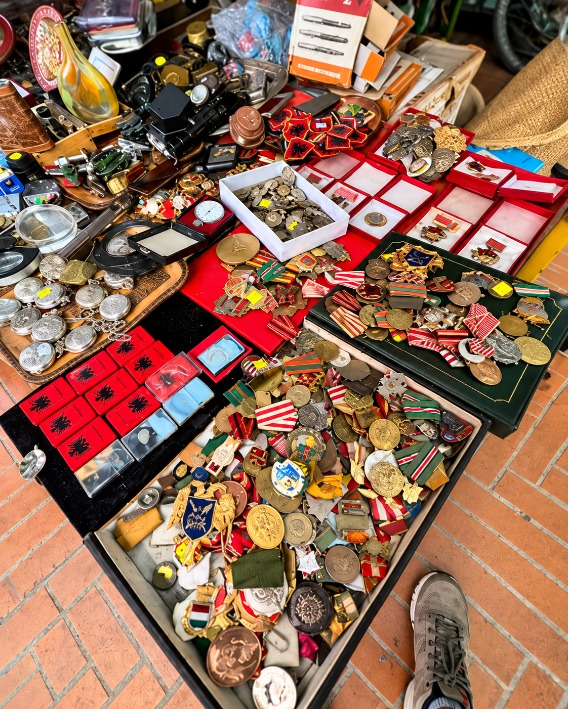 Souvenir tradizionali albanesi e regali fatti a mano in vendita al Pazari i Ri di Tirana