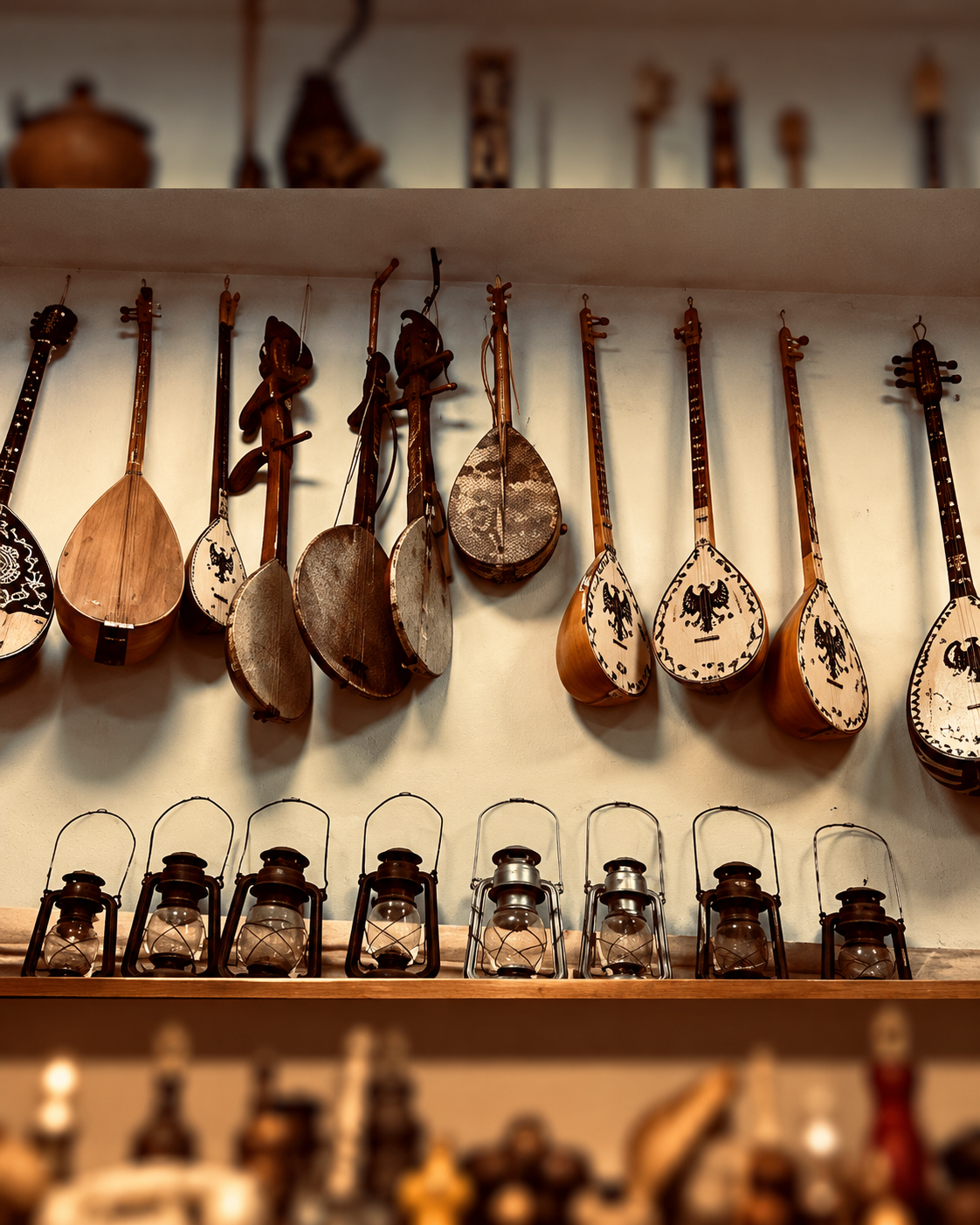 Strumenti musicali tradizionali albanesi in legno da Souvenire Kruja a Tirana