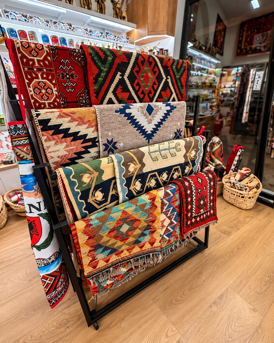 Tappeti tradizionali albanesi e souvenir tessuti da I Love Albanian Souvenirs a Tirana