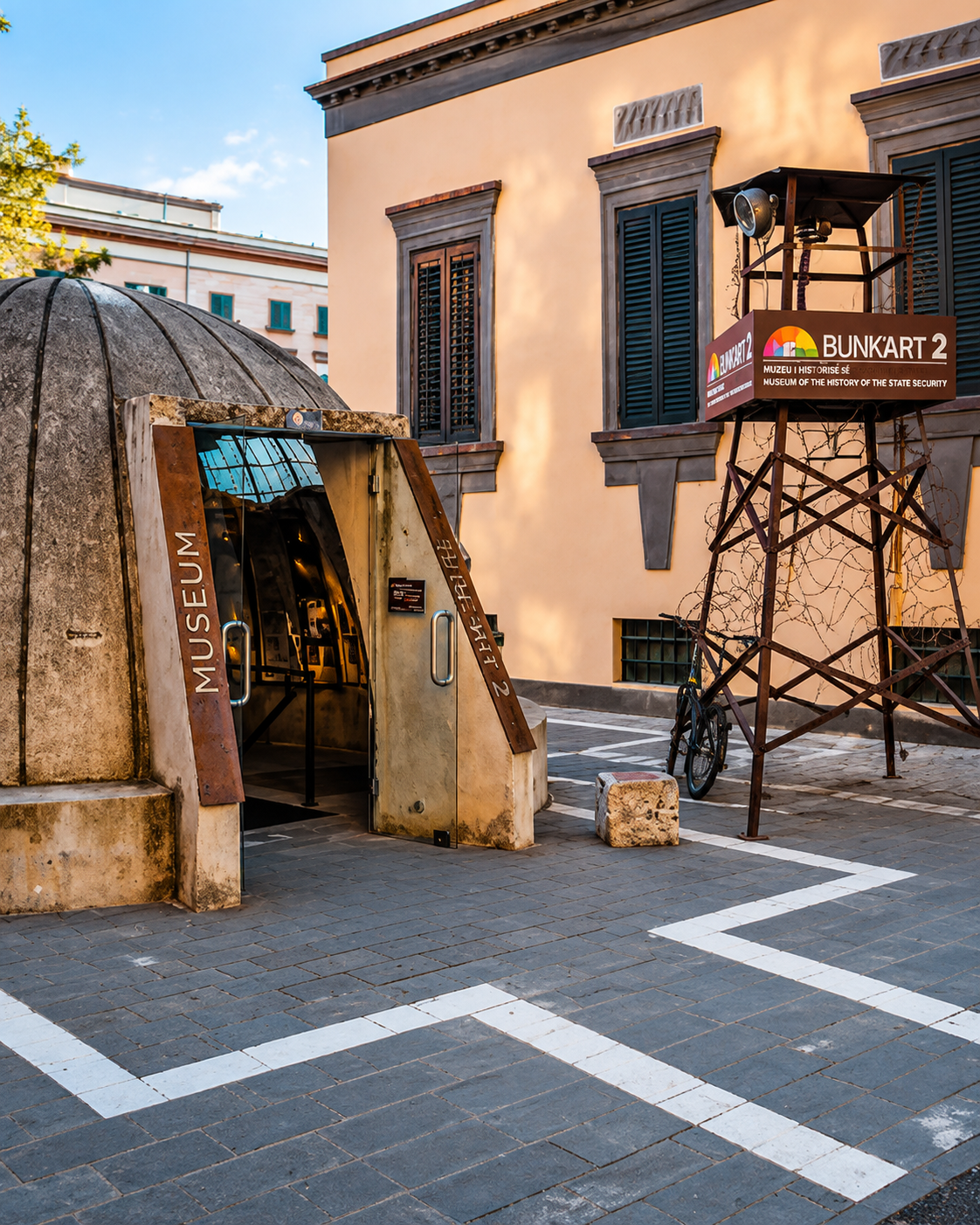 Ingresso del museo Bunk’Art 2 nel centro di Tirana