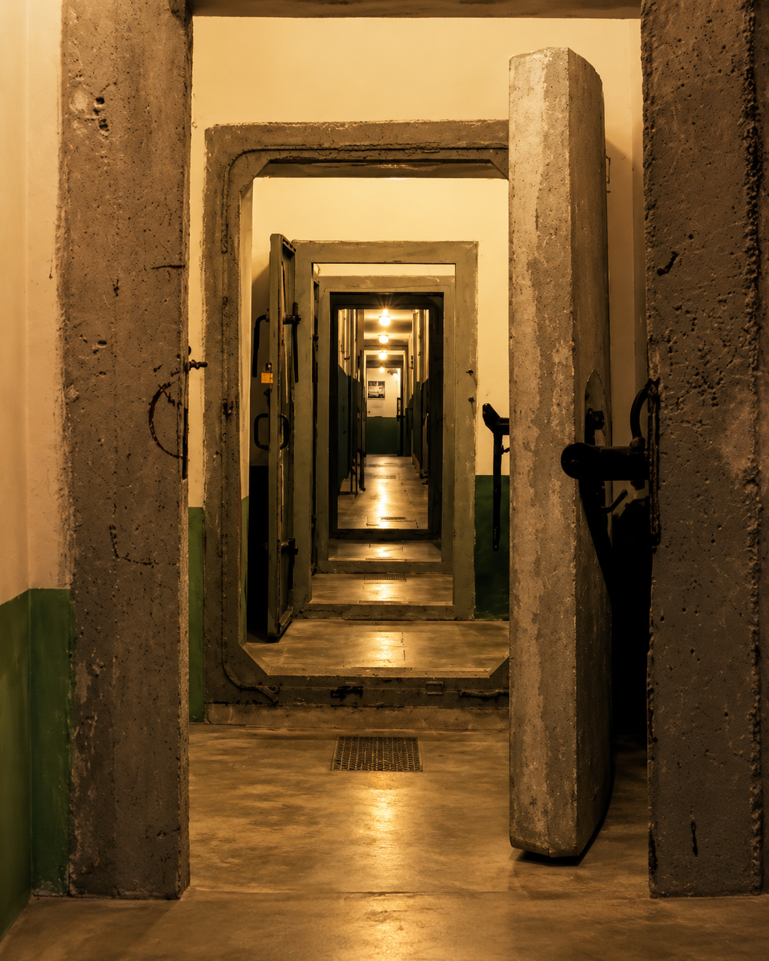 Interno del Bunk’Art 2 a Tirana con corridoio del bunker
