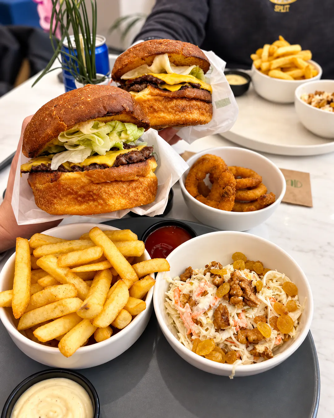 Burger dhe patate të skuqura në Delibros Tiranë