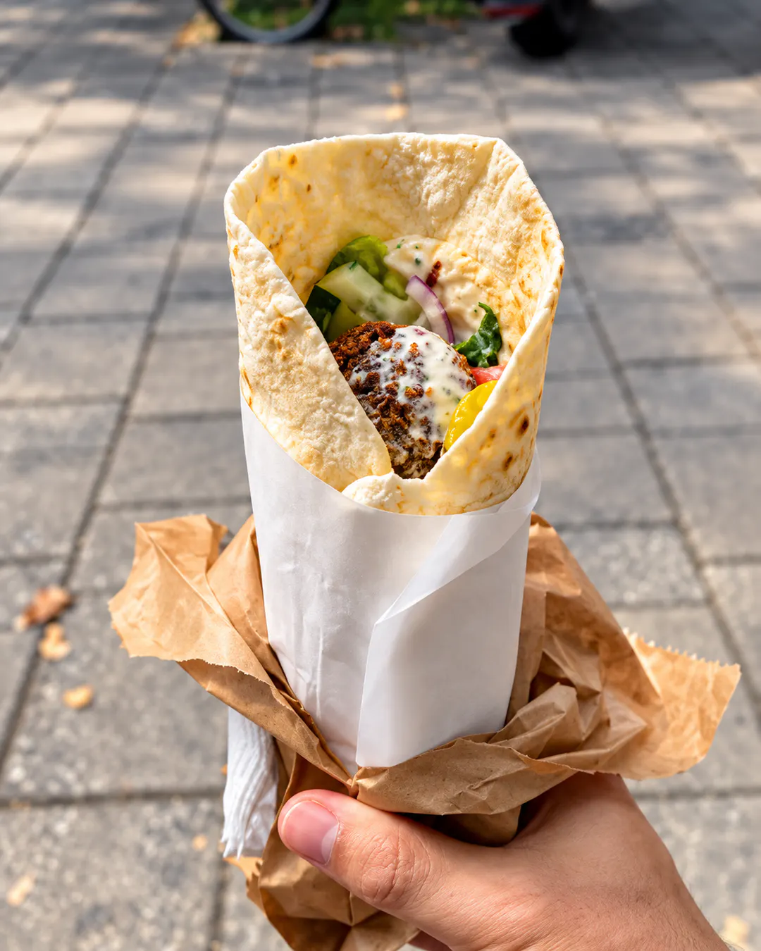 Falafel takeaway në Falafel House në Rrugën Ibrahim Rugova, Tiranë
