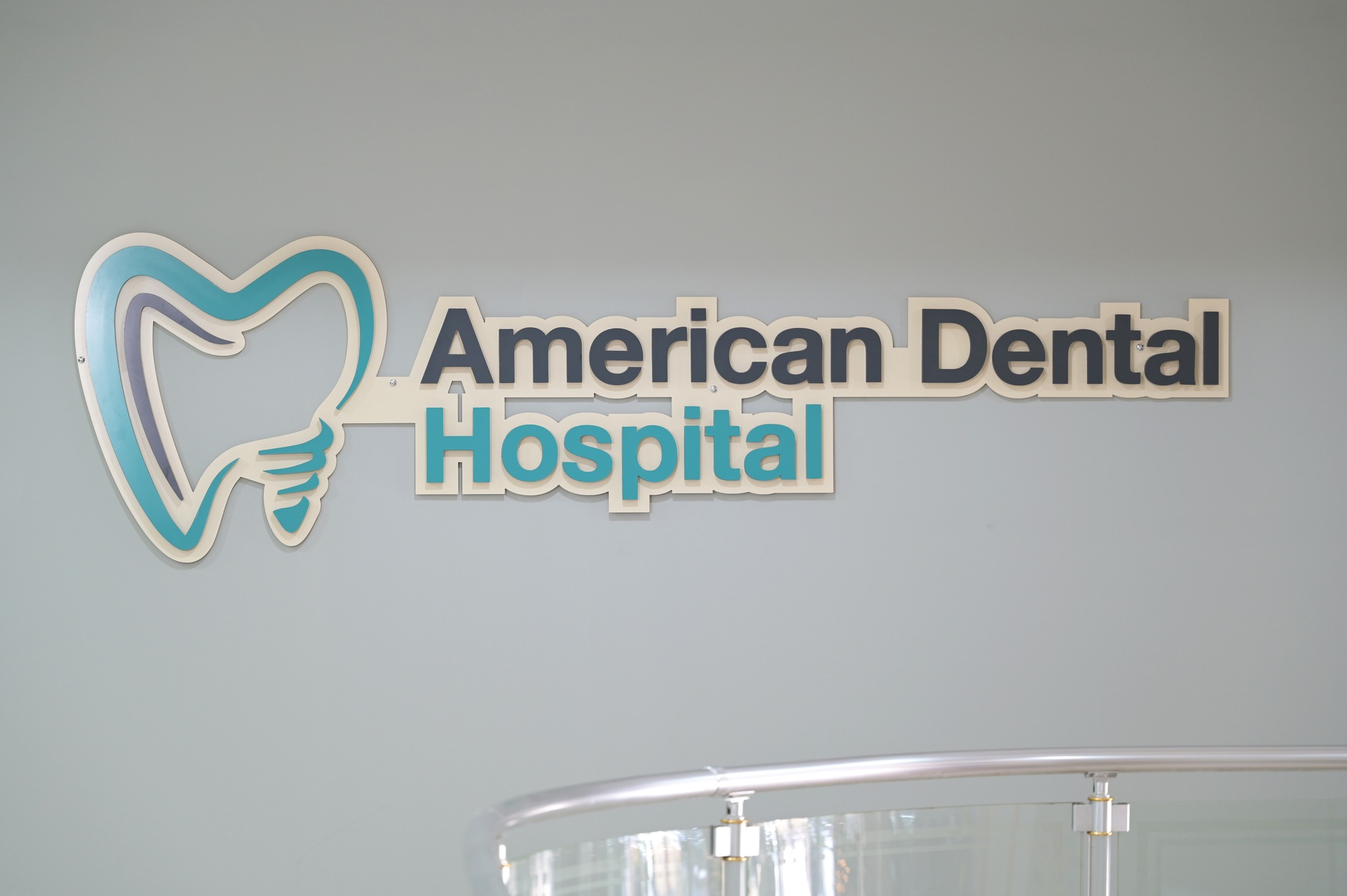 American Dental Hospital Tirana clinica moderna con interni e sale per trattamenti dentali