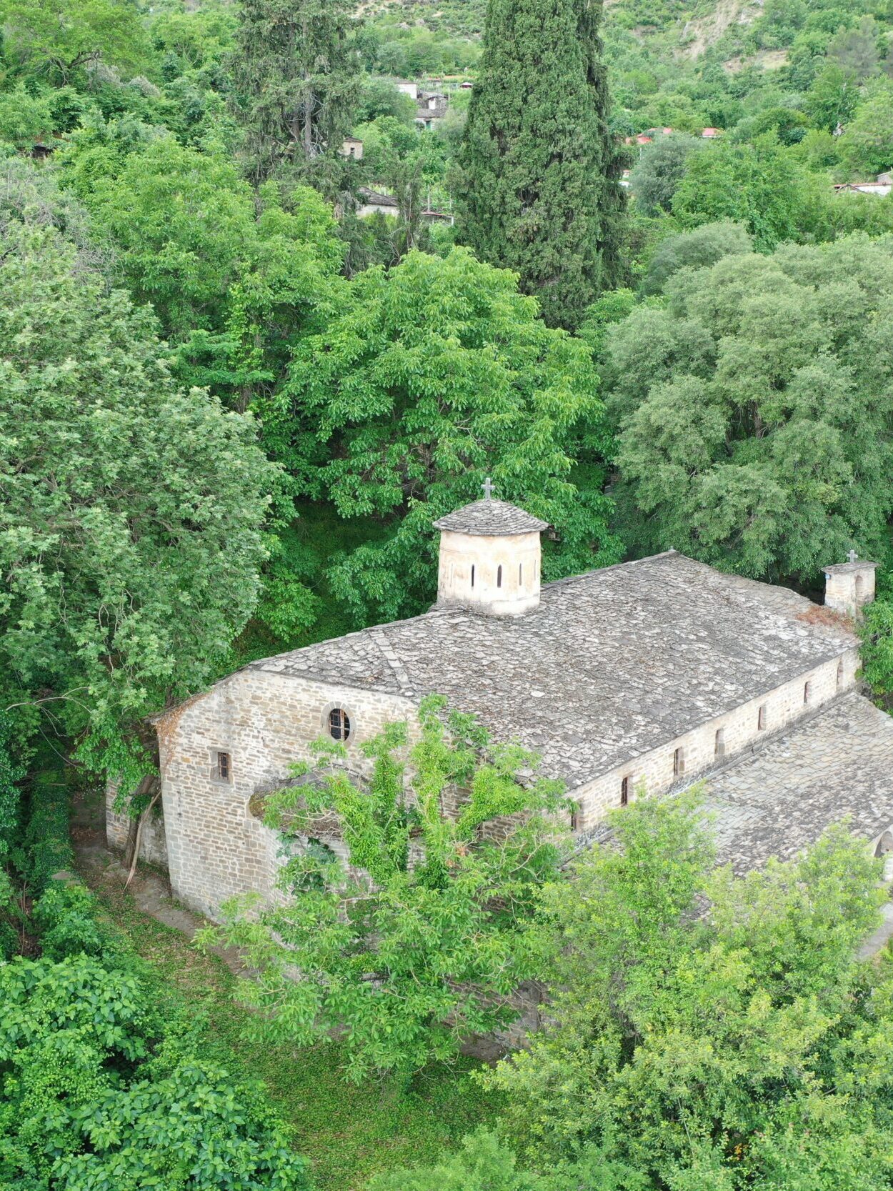 Vista della Chiesa di Santa Maria a Leusë