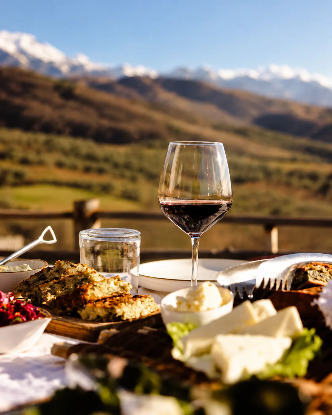 Cibo tradizionale albanese e vino locale all'Agroturizem Alpeta vicino a Berat