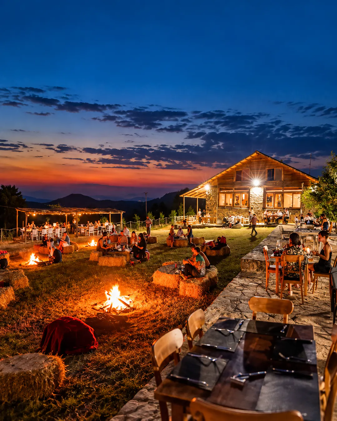 Esperienza di cena serale all'aperto alla Bio Farm Gramsh, un agriturismo in Albania