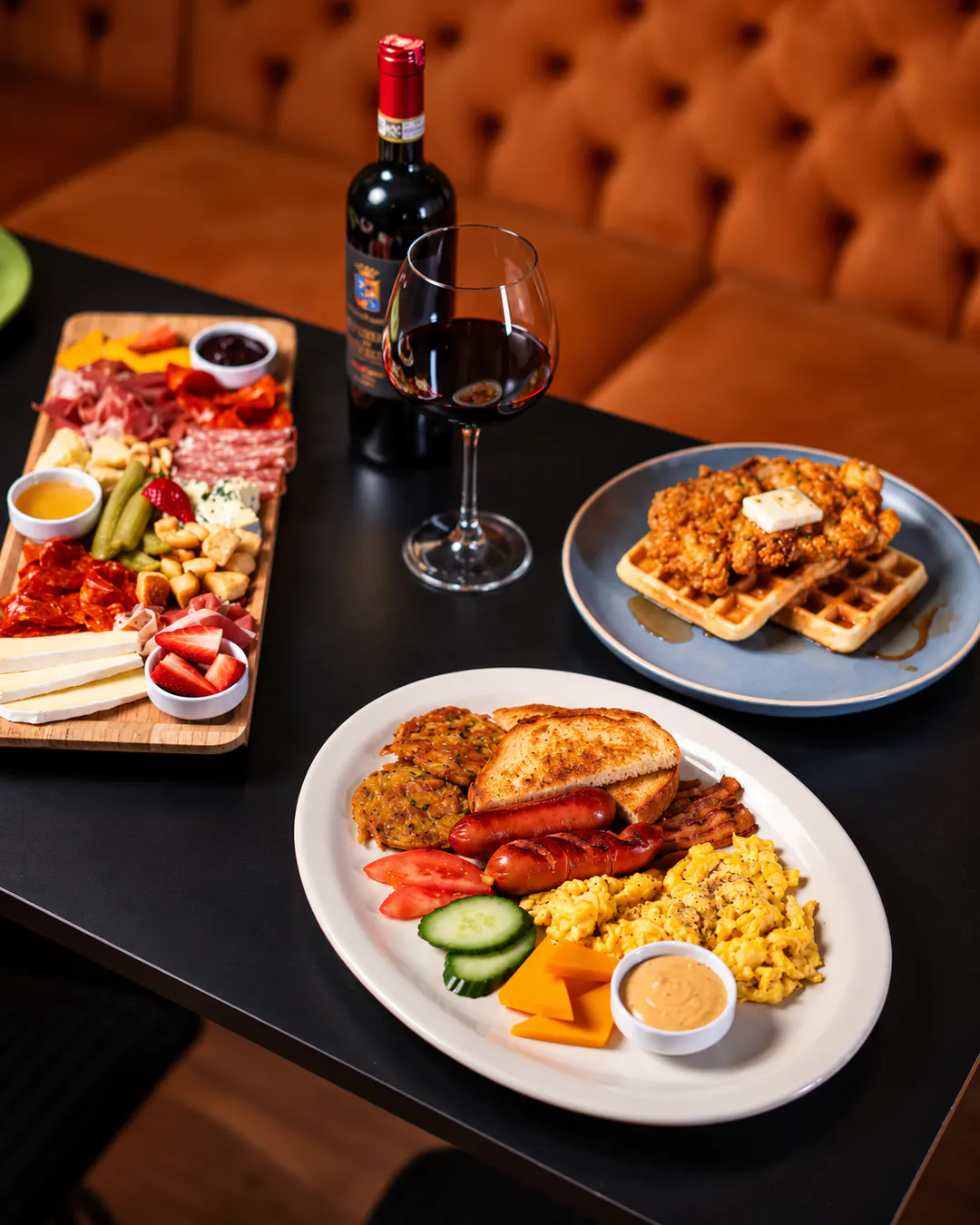 Mëngjes në stil amerikan me vezë, salçiçe, bacon dhe waffles te Bitter Bistro në Tiranë