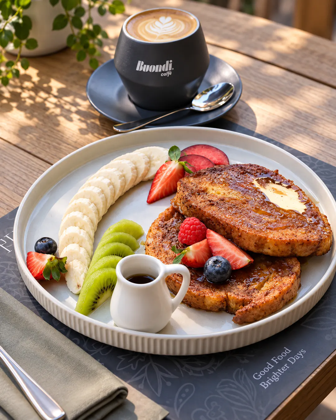French toast me banane, fruta pylli dhe shurup për brunch te Bitter Bistro në Tiranë