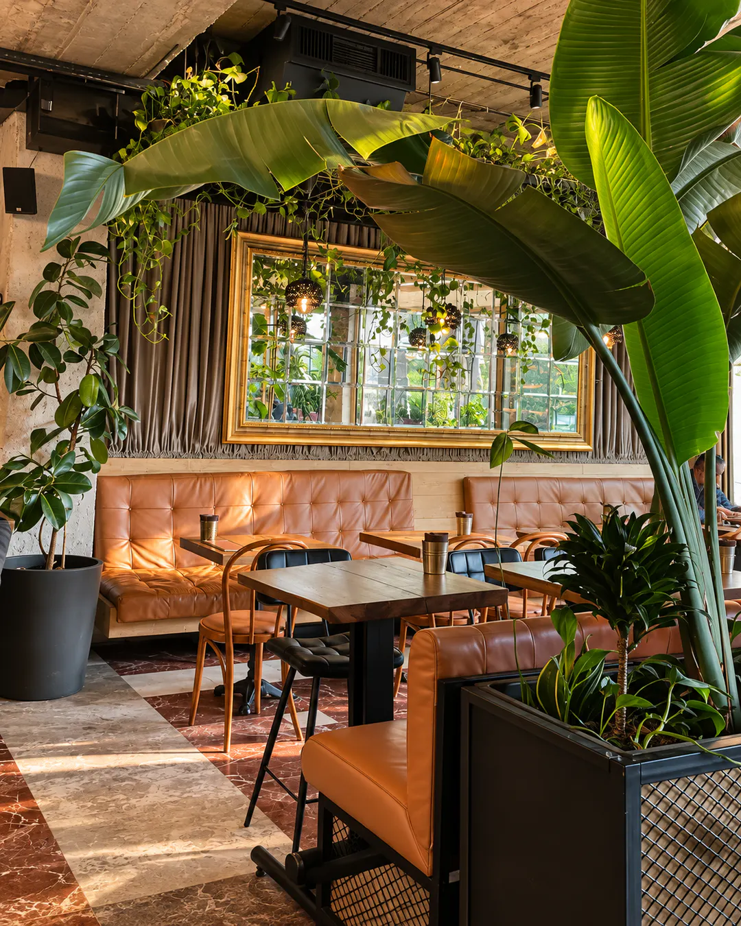 Interior i gjelbër dhe elegant i Café Botanica në Tiranë