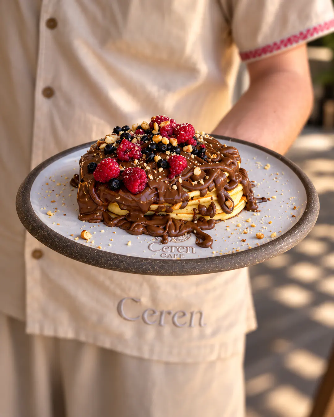 Pancakes me çokollatë, fruta pylli dhe arra te IN’S Brunch në Tiranë