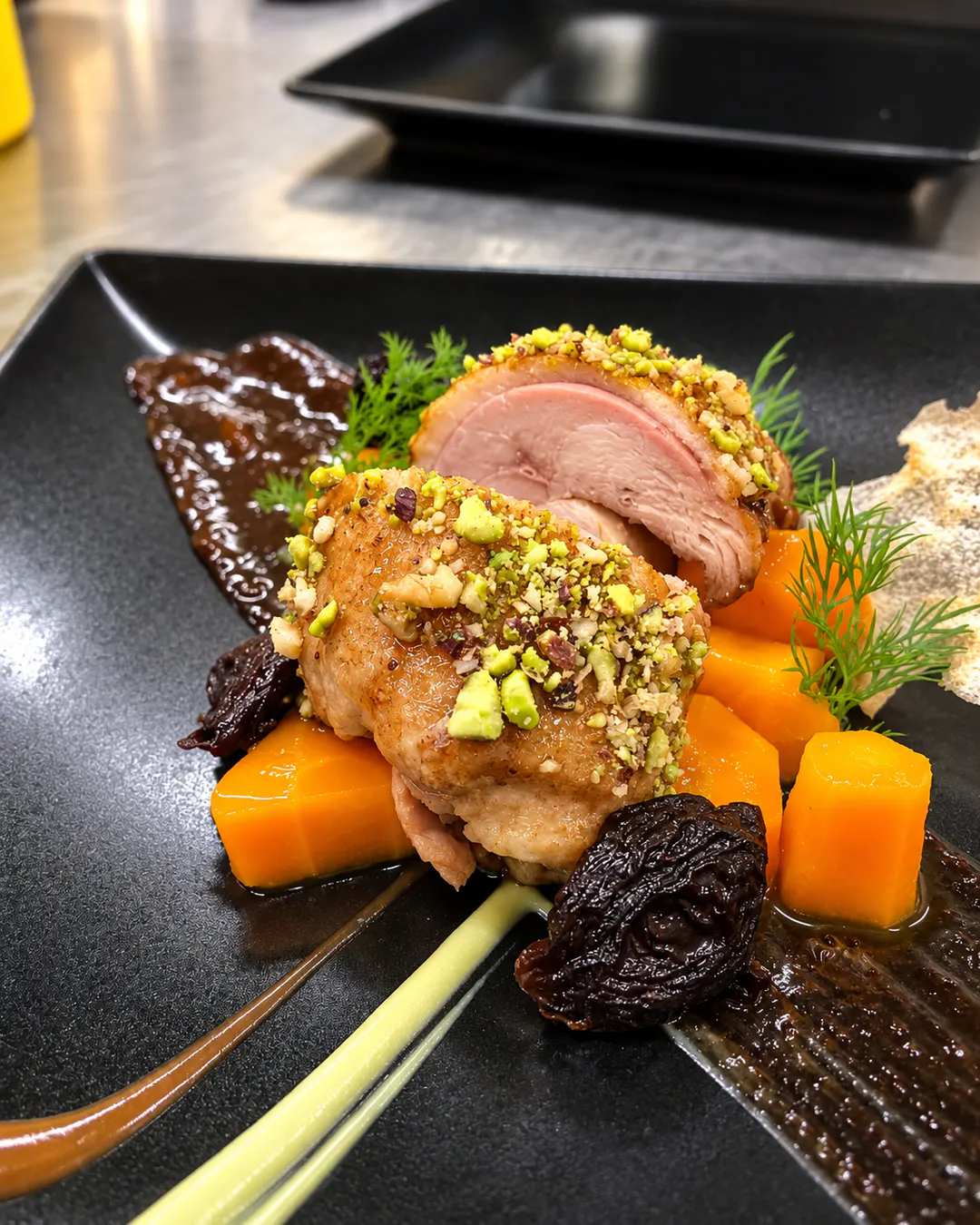 Piatto gourmet di carne servito al ristorante Rosa e Tymosur a Pogradec