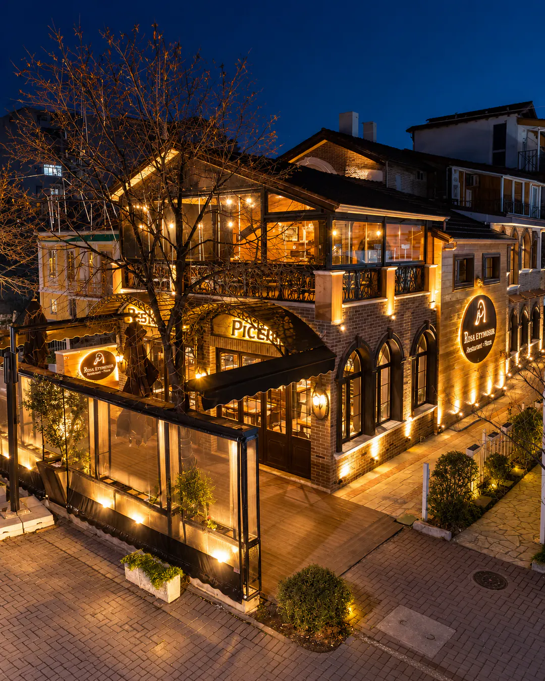 Il ristorante Rosa e Tymosur a Pogradec illuminato di notte