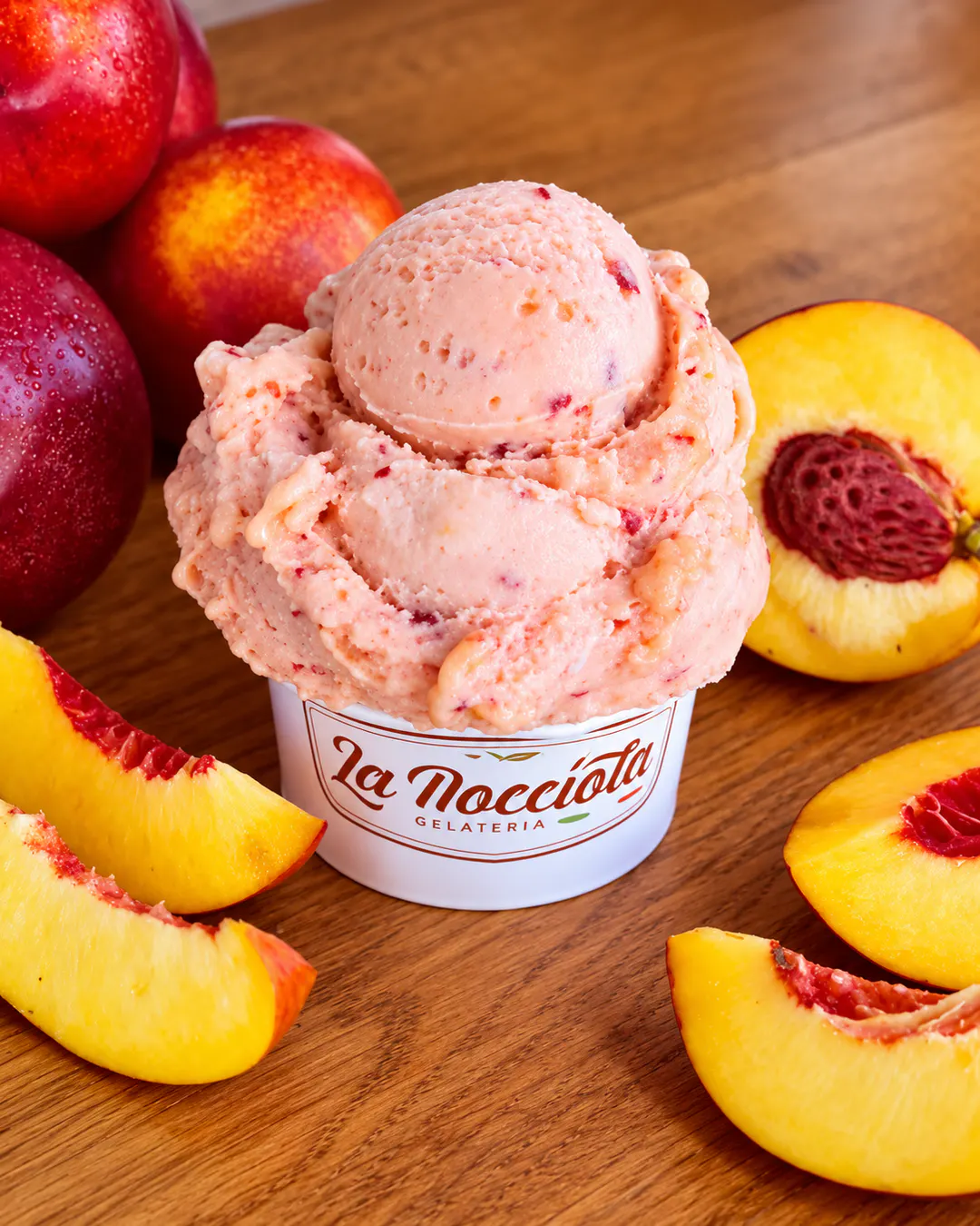 Gelato me pjeshkë dhe pjeshkë të freskëta te La Nocciola Gelateria në Tiranë
