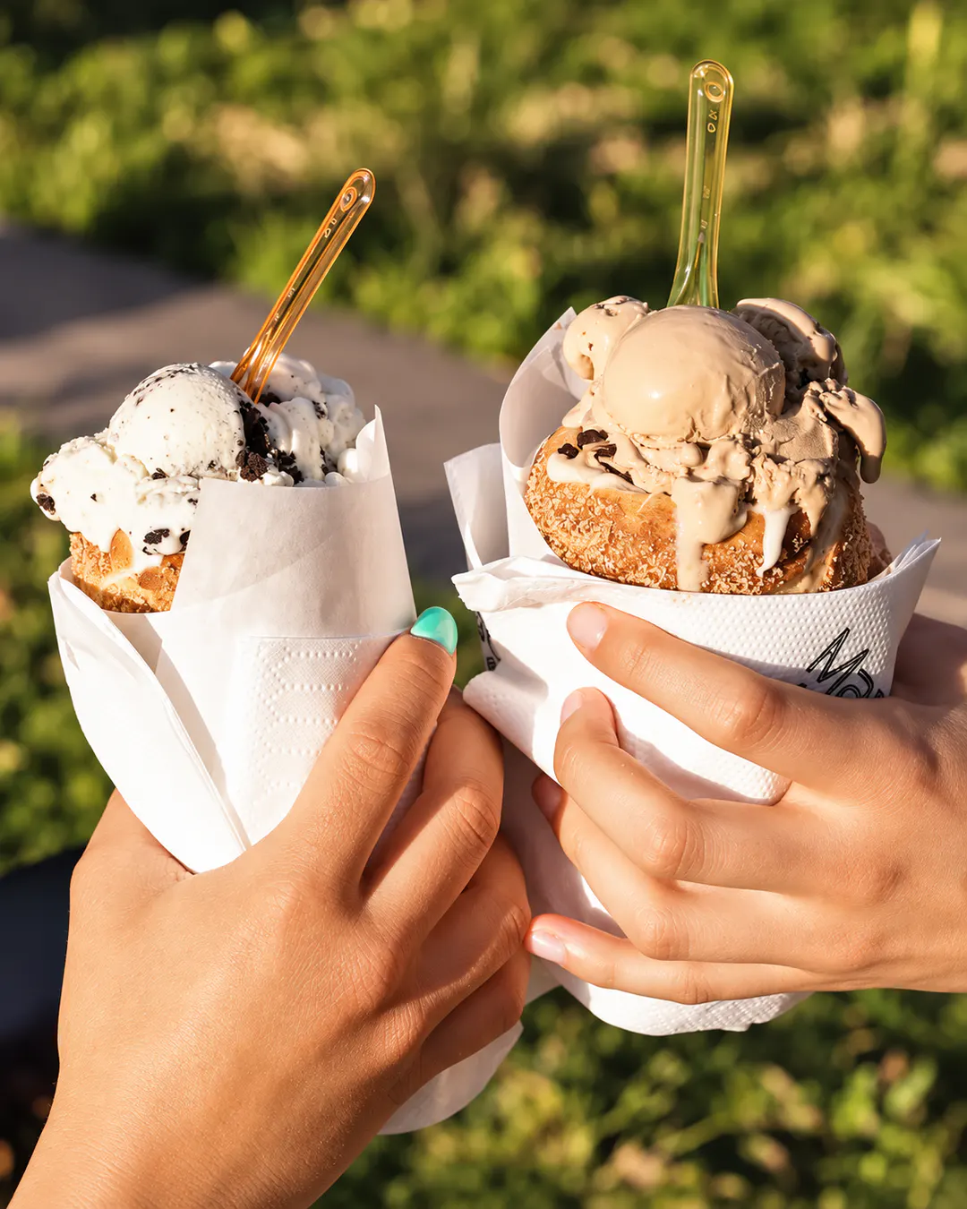 Ëmbëlsira gelato artizanale me çokollatë dhe biskota te Mango Gelato në Tiranë