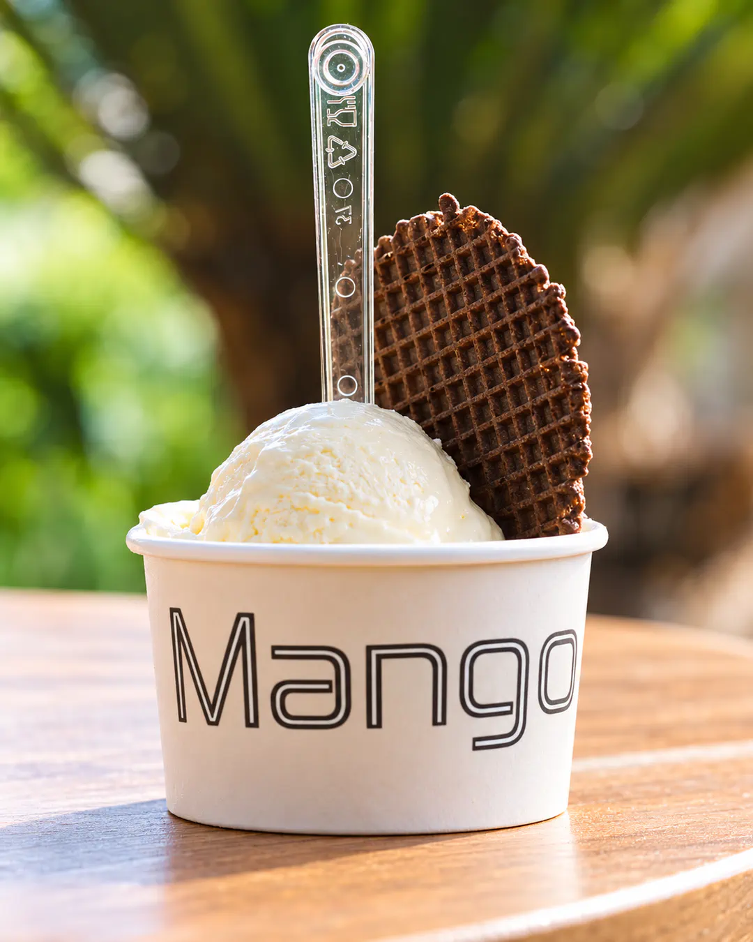 Gelato kremoze e servirur me biskotë çokollate te Mango Gelato në Tiranë